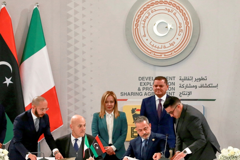 Le directeur général d'ENI, Claudio Descalzi, et le chef de la National Oil Corporation (NOC), Farhat Bengdara, assistent à la signature d'un accord entre les deux sociétés, en présence de la première ministre italienne, Giorgia Meloni, et du chef du gouvernement d'unité nationale libyen, Abdelhamid Dabaiba, à Tripoli, en Libye, le 28 janvier 2023.