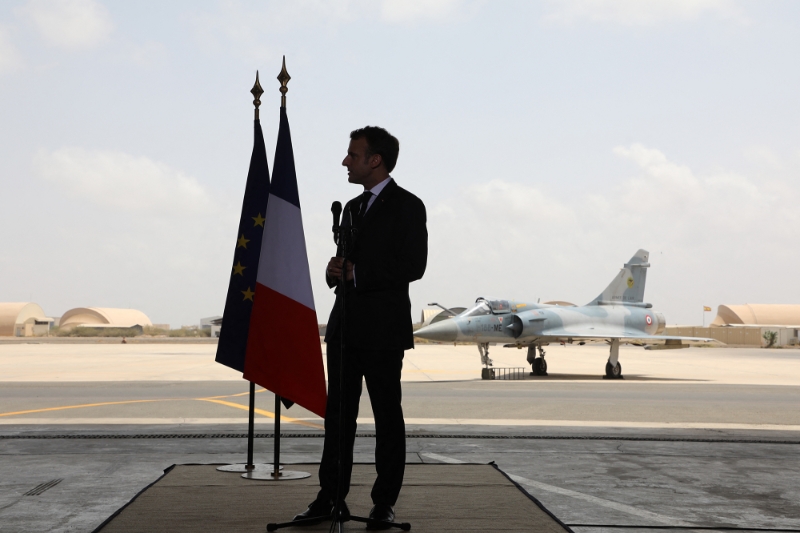 Le président français Emmanuel Macron sur la base militaire de Djibouti, le 12 mars 2019.