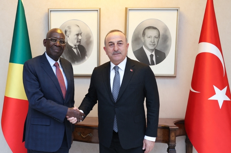 Le ministre turc des affaires étrangères, Mevlüt Çavusoglu, rencontre Florent Ntsiba, ministre d'État congolais et directeur du cabinet présidentiel, le 15 février 2023 à Ankara, en Turquie.