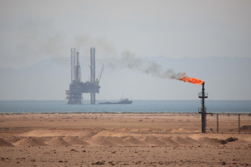 Site pétrolier en Egypte au bord de la mer Rouge.