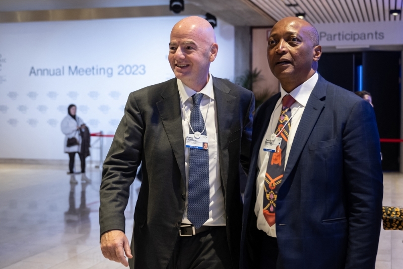 Le patron de la FIFA, Gianni Infantino, et le président de la CAF, Patrice Motsepe, à Davos, le 18 janvier 2023.