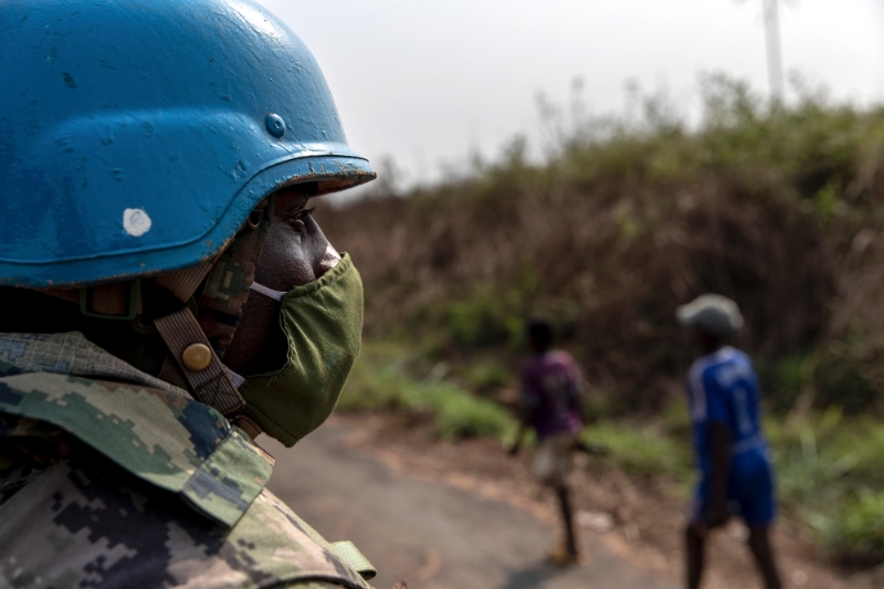Un soldat de la Minusca en patrouille à proximité de Bangui, le 23 janvier 2021.