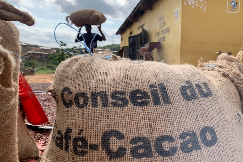 Un sac de fèves de cacao estampillé "Conseil du café-cacao", en Côte d'Ivoire.