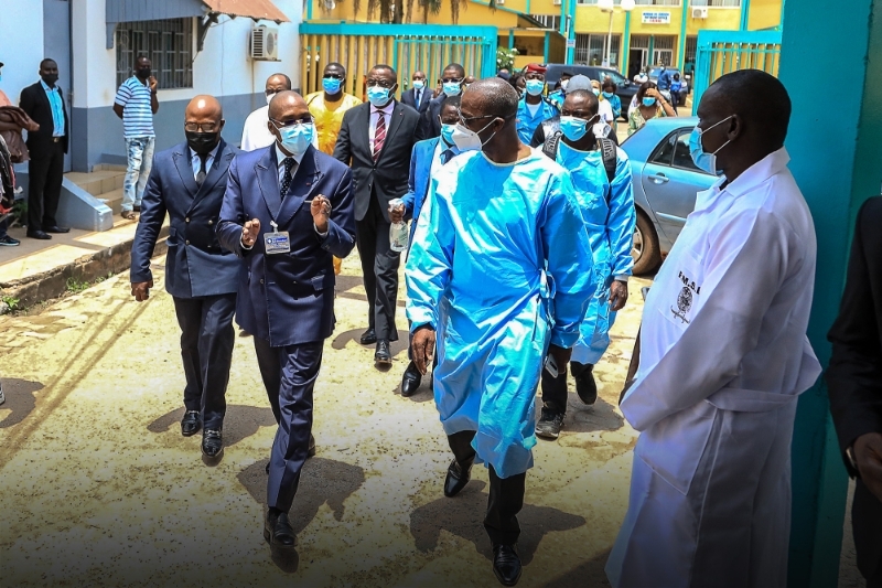 Le ministre de la santé Manaouda Malachie en avril 2021, lors d'une visite de l'Hôpital central, en pleine campagne de vaccination des soignants contre le Covid-19.