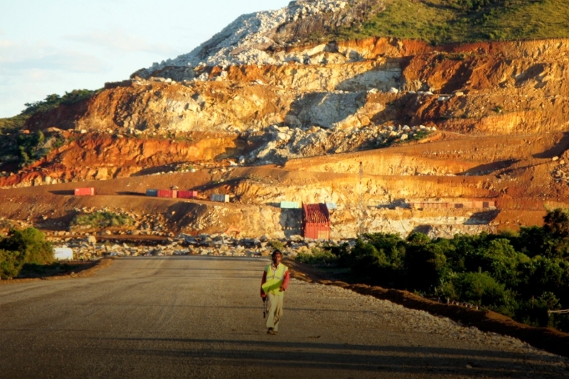 Un ouvrier malgache sur la route d'accès à la mine de Fort Dauphin.