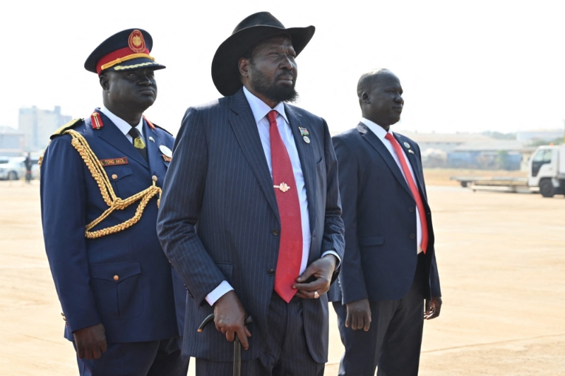 Le président du Sud Soudan, Salva Kiir, accueille le pape François lors de sa visite dans le pays, à Djouba, le 3 février 2023.