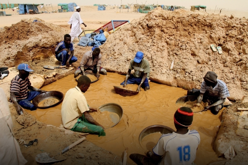 Des Soudanais cherchent de l'or dans le village d'al-Abidiya, dans le nord du pays, en 2010.