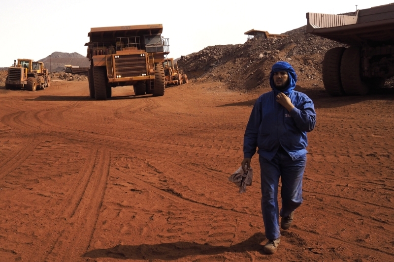 Un conducteur et son camion à la mine de fer de Zouérate.