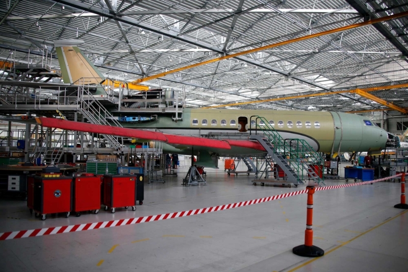 Un jet Falcon 7X dans le centre de maintenance Dassault Aviation à l'aéroport Bordeaux-Mérignac.
