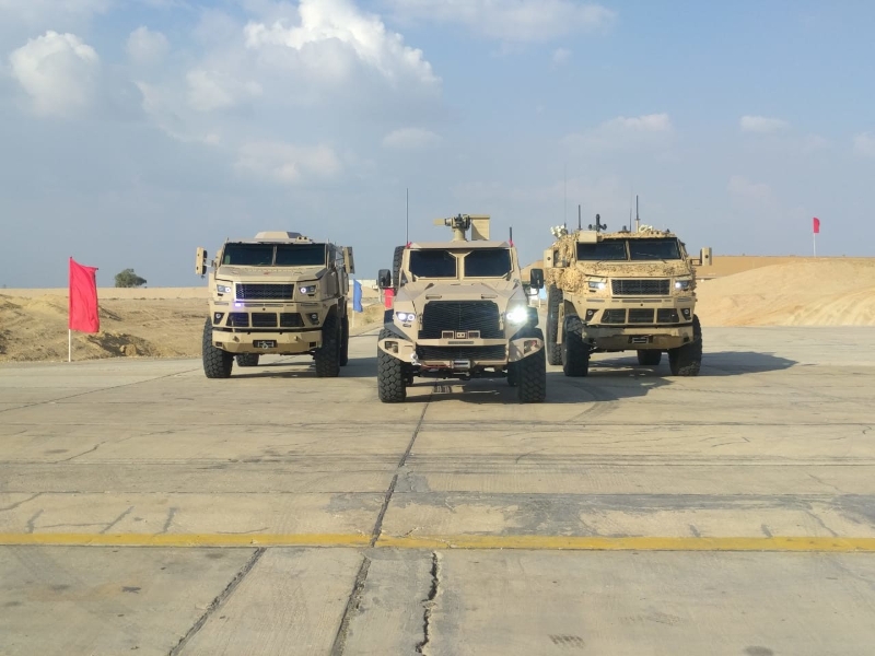 Les véhicules blindés IMUT ST-500 (au centre) et ST-100 (à gauche et à droite).