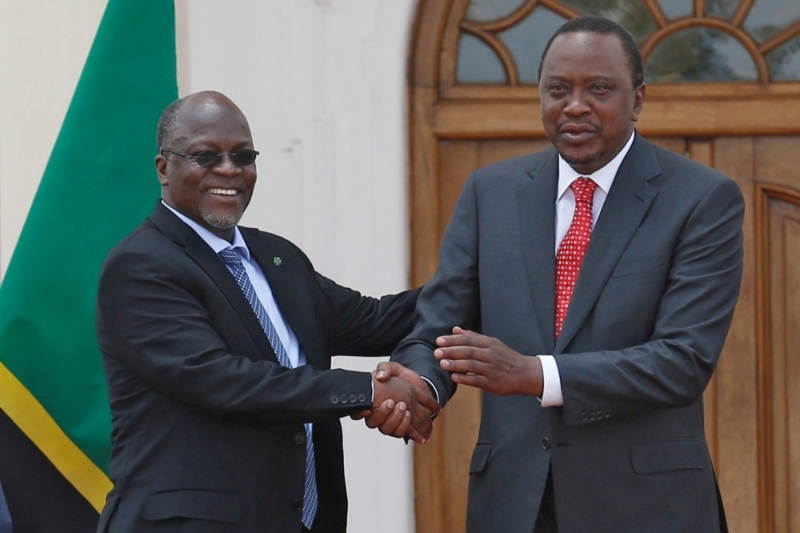 Le président tanzanien John Magufuli (à gauche) et son homologue kenyan Uhuru Kenyatta à Nairobi, en 2016, en des temps plus amènes.