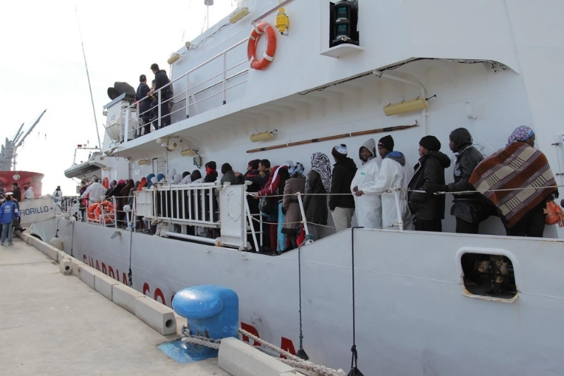 Des réfugiés sur un bateau des gardes-côtes italiens.
