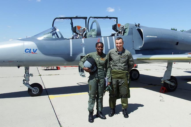 La société publique tchèque LOM Praha assure la formation des pilotes de la Nigerian Air Force au centre CLV Pardubice.