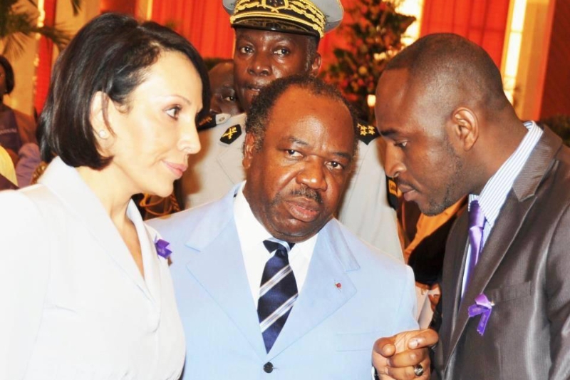 L'avocat gabonais Vivien Amos Péa (à droite) en compagnie de Sylvia et Ali Bongo.