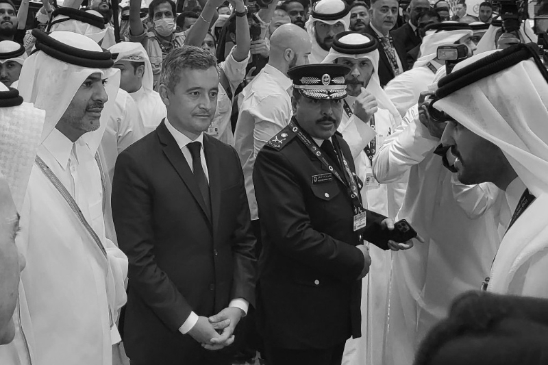 Le premier ministre qatari Khalid bin Khalifa bin Abdulaziz al-Thani, également titulaire du portefeuille de l'intérieur, avec Gérald Darmanin, à Doha, le 24 mai.